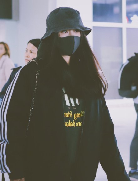 组图：带货女王再出新招！杨幂私服百变渔夫帽玩转潮搭