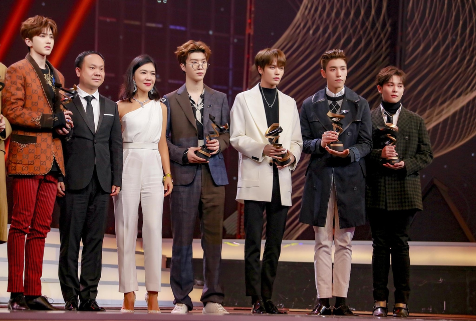 组图：李冰冰李宇春张艺谋等获微博之夜荣誉 周星驰送惊喜大礼