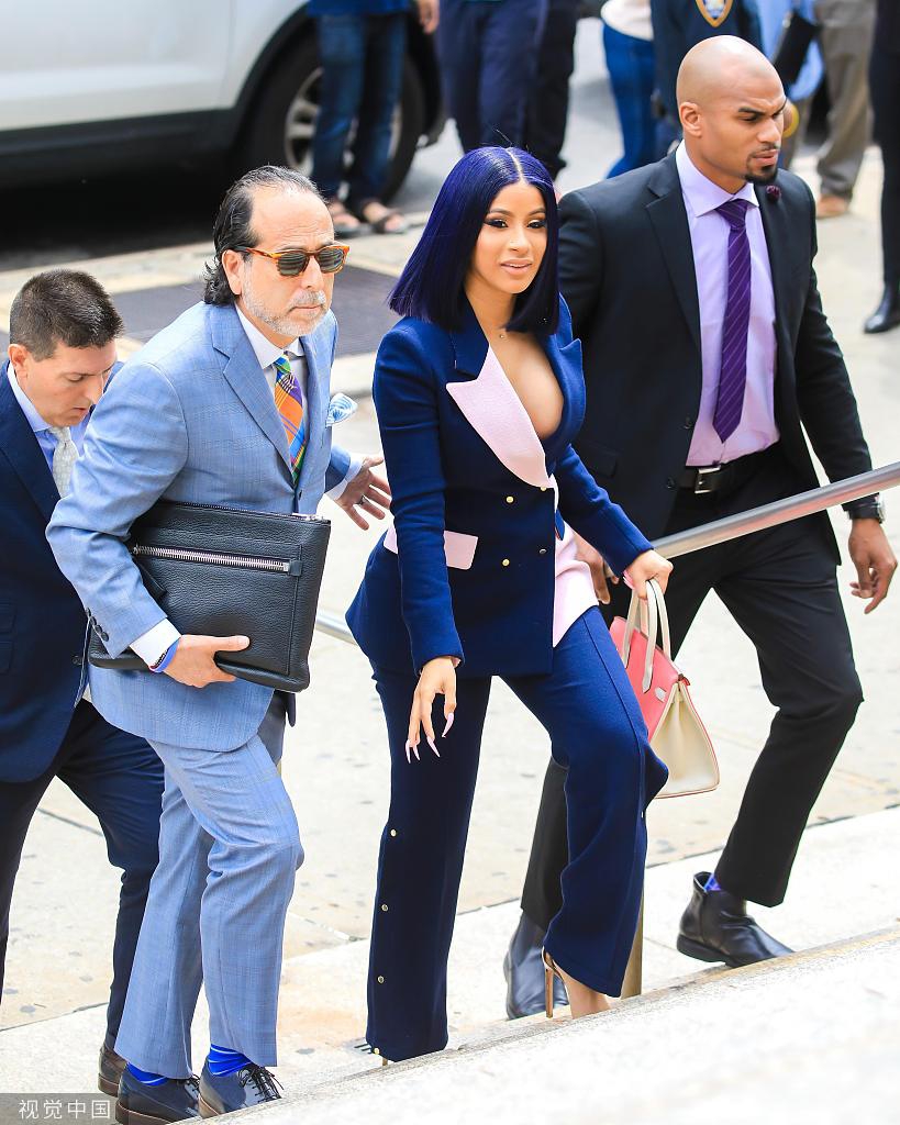 组图：Cardi B卷入打小三斗殴纠纷出席庭审 挥手灿笑美甲夸张