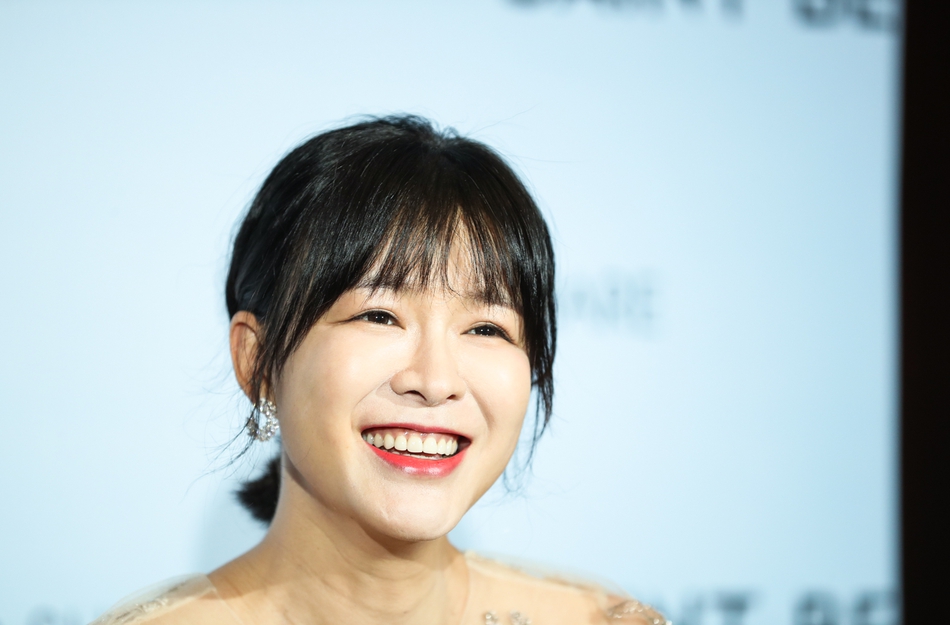 组图：辣妈李艾麦迪娜同台现身晚礼服比美 容光焕发保养得当