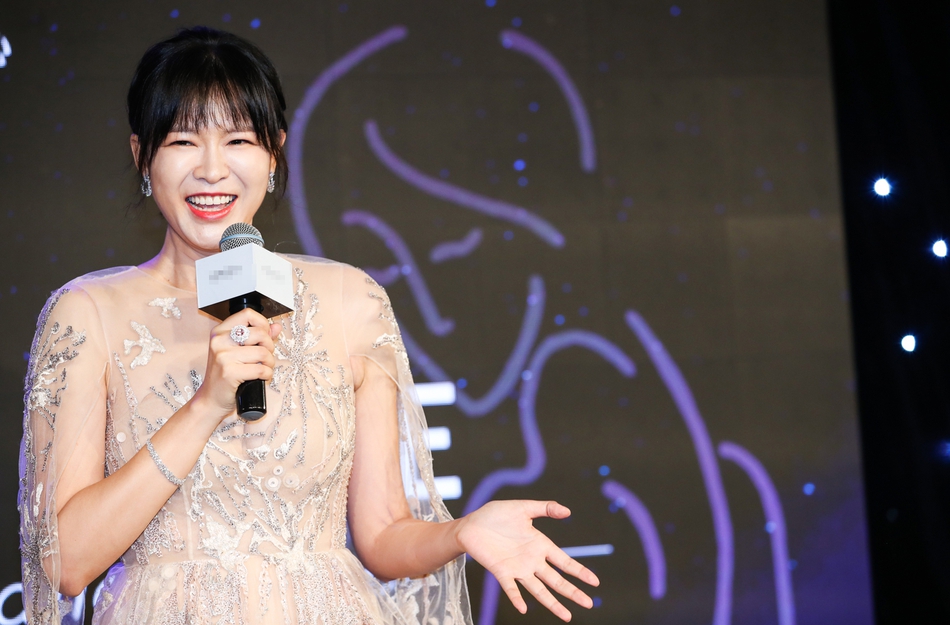 组图：辣妈李艾麦迪娜同台现身晚礼服比美 容光焕发保养得当