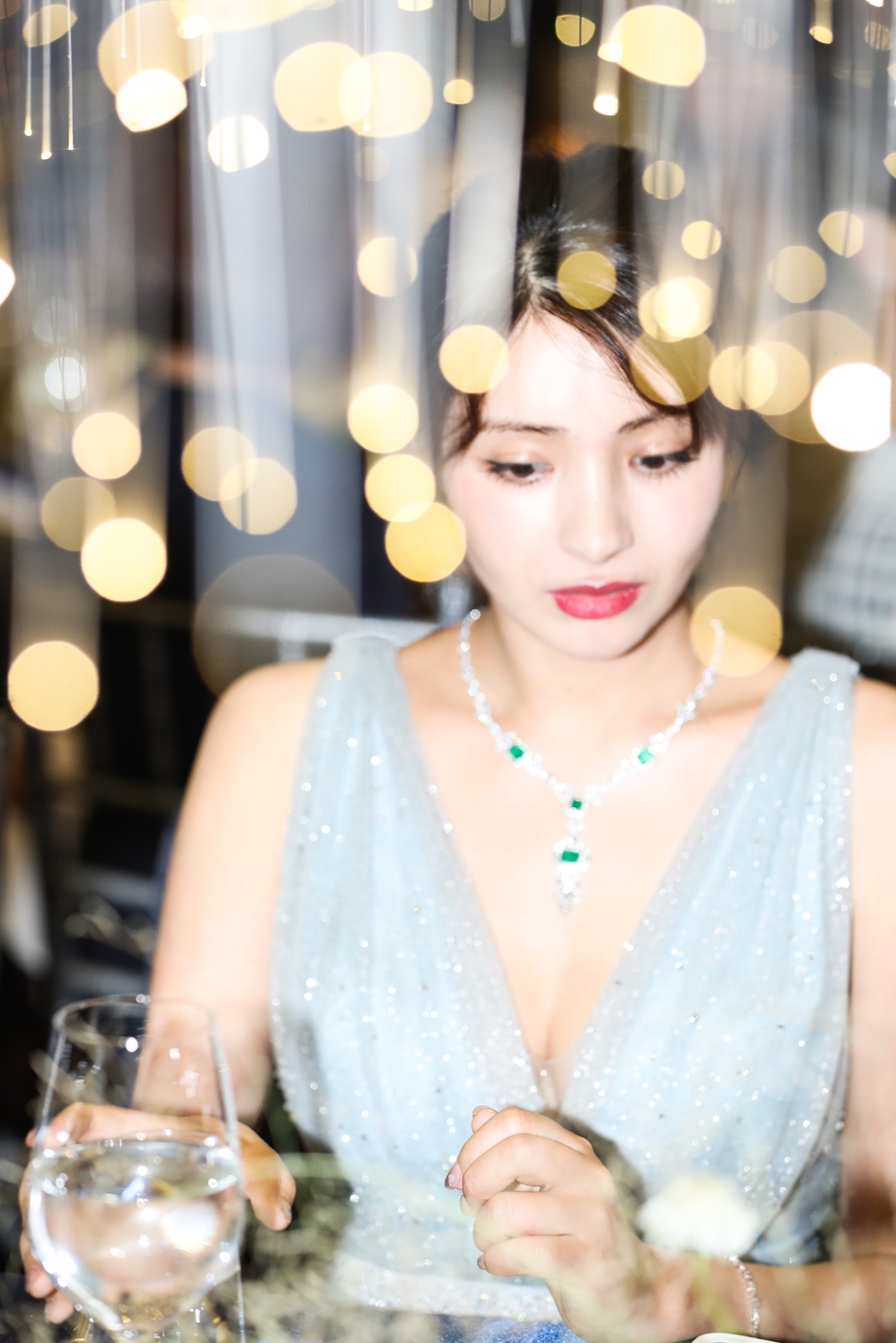 组图：辣妈李艾麦迪娜同台现身晚礼服比美 容光焕发保养得当