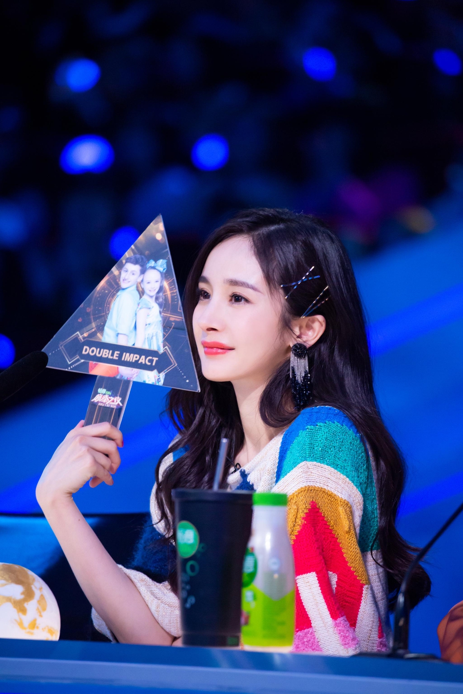组图：杨幂卷发妩媚比耶娇俏可人 满脸笑意眉眼弯弯美成仙女