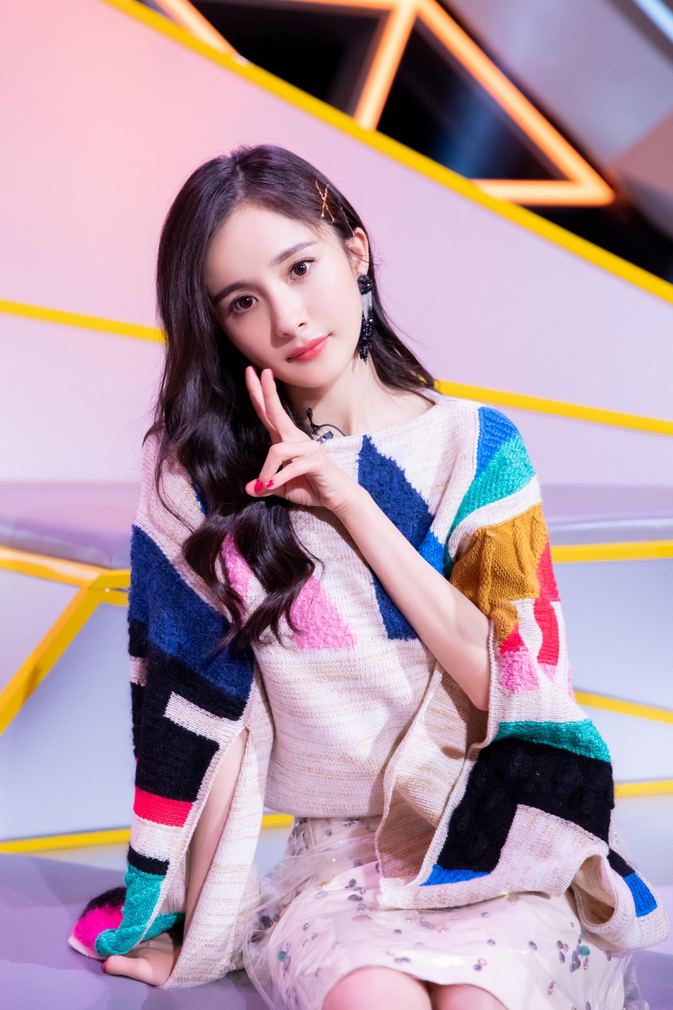 组图：杨幂卷发妩媚比耶娇俏可人 满脸笑意眉眼弯弯美成仙女