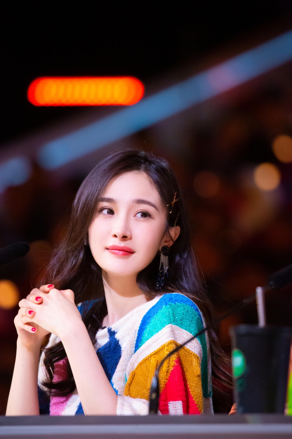 组图：杨幂卷发妩媚比耶娇俏可人 满脸笑意眉眼弯弯美成仙女