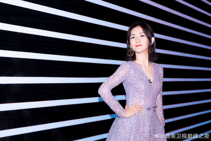 组图：谢娜着淡紫色连衣裙展辣妈曲线 笑容满分秒成星星眼