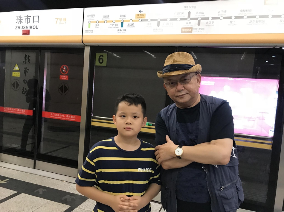 组图：70岁王刚子孙满堂 身旁孙子与10岁儿子丁丁同岁