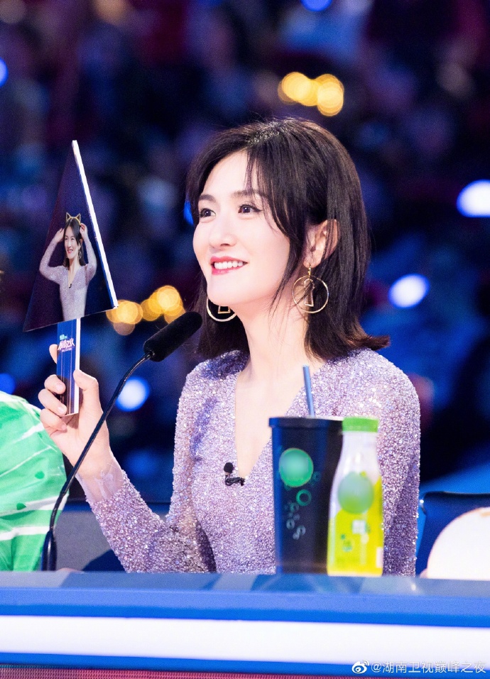 组图：谢娜着淡紫色连衣裙展辣妈曲线 笑容满分秒成星星眼