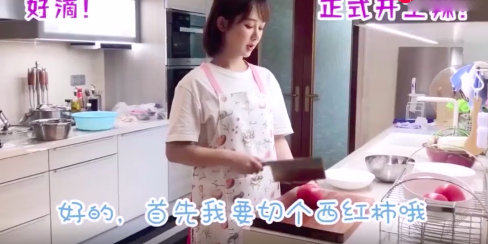 组图：杨紫想在《中餐厅》大展厨艺 生活中却分不清大葱和蒜薹