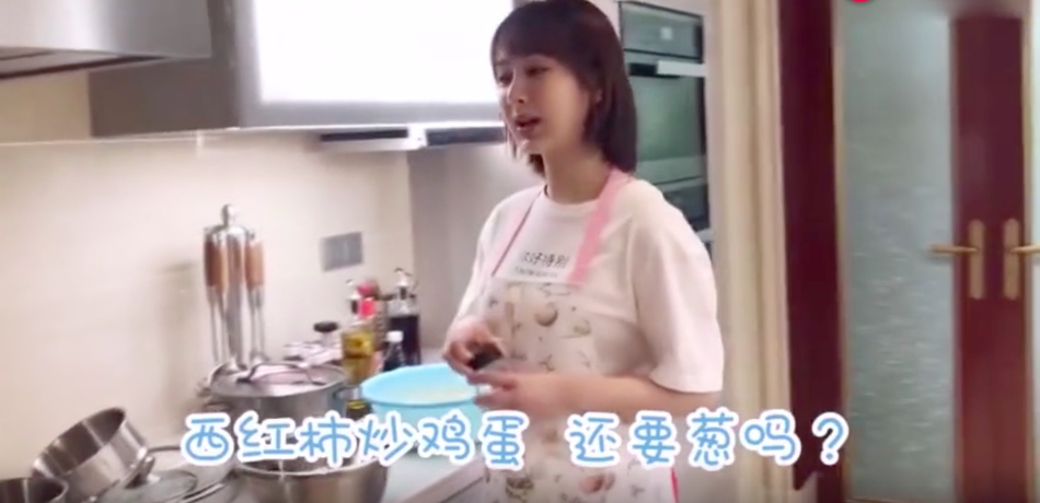 组图：杨紫想在《中餐厅》大展厨艺 生活中却分不清大葱和蒜薹