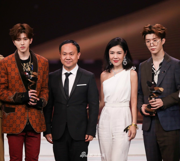 组图：李冰冰李宇春张艺谋等获微博之夜荣誉 周星驰送惊喜大礼