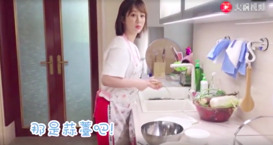 组图：杨紫想在《中餐厅》大展厨艺 生活中却分不清大葱和蒜薹