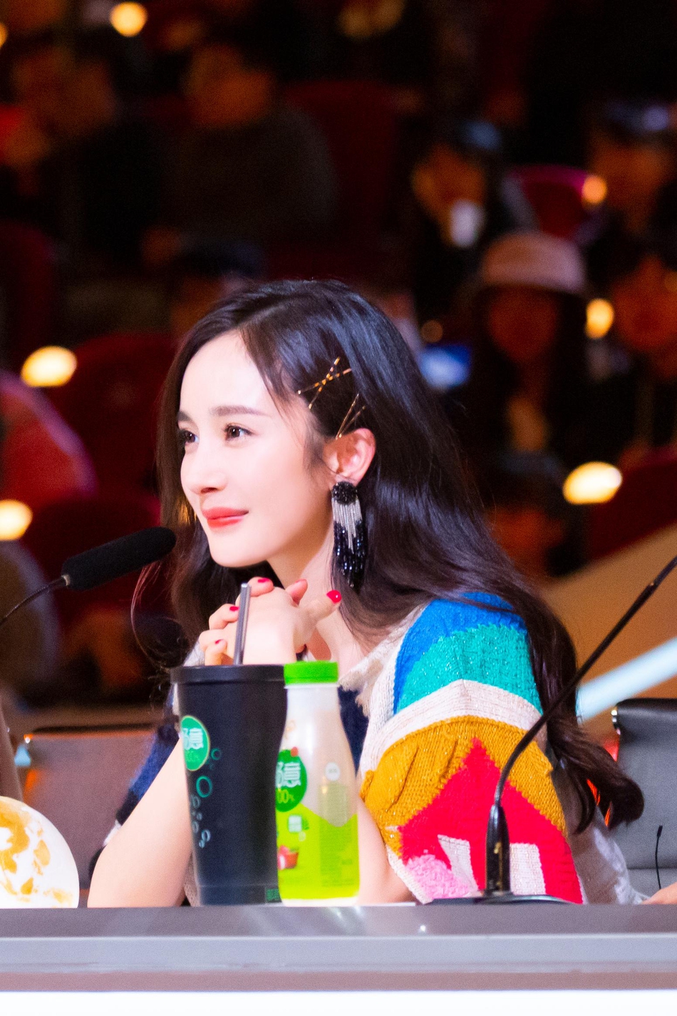 组图：杨幂卷发妩媚比耶娇俏可人 满脸笑意眉眼弯弯美成仙女