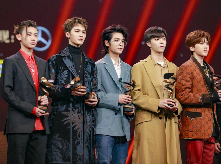 组图：李冰冰李宇春张艺谋等获微博之夜荣誉 周星驰送惊喜大礼