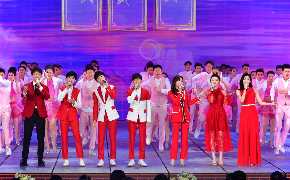 组图：2019央视春晚朱一龙李易峰打球帅气 TFBOYS吴磊同框活力足