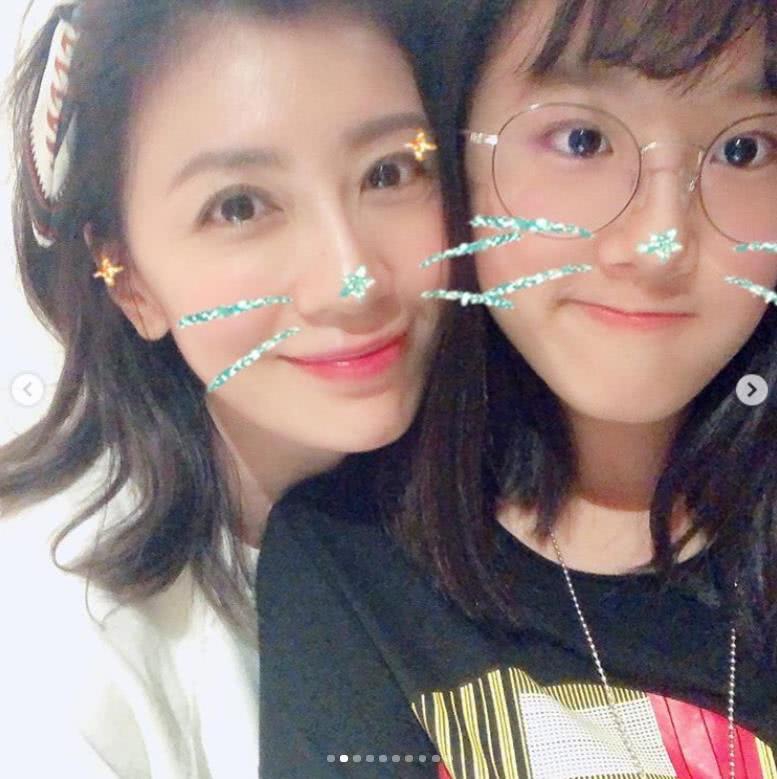 组图：梧桐妹与亲爸孙志浩同游美国 打篮球并肩同行父女情深