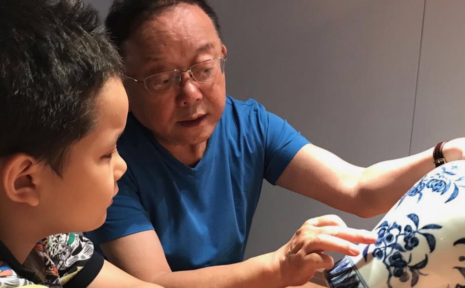 组图：70岁王刚子孙满堂 身旁孙子与10岁儿子丁丁同岁