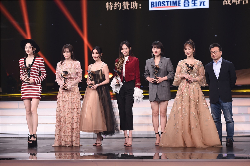 组图：李冰冰李宇春张艺谋等获微博之夜荣誉 周星驰送惊喜大礼