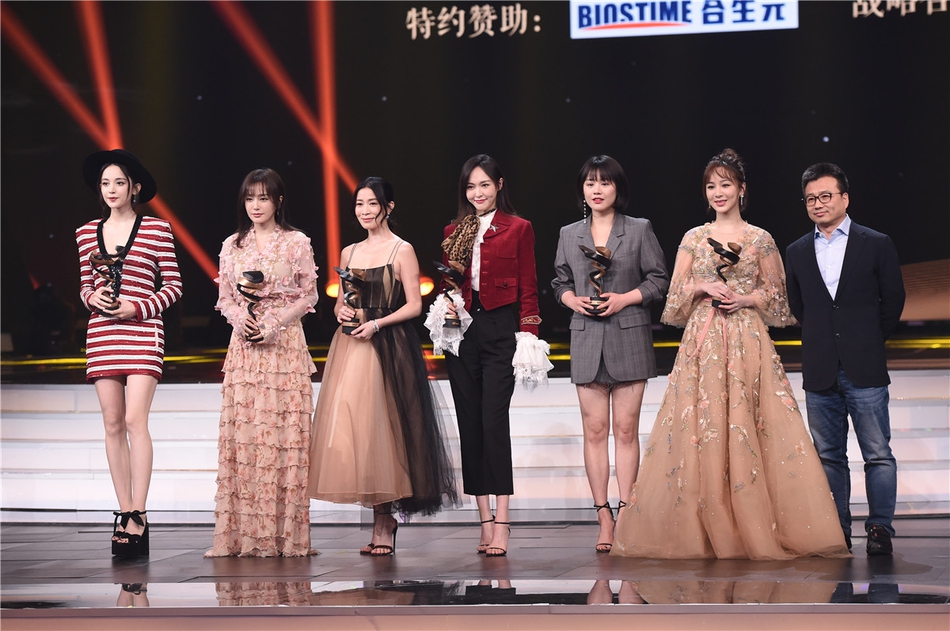 组图：李冰冰李宇春张艺谋等获微博之夜荣誉 周星驰送惊喜大礼