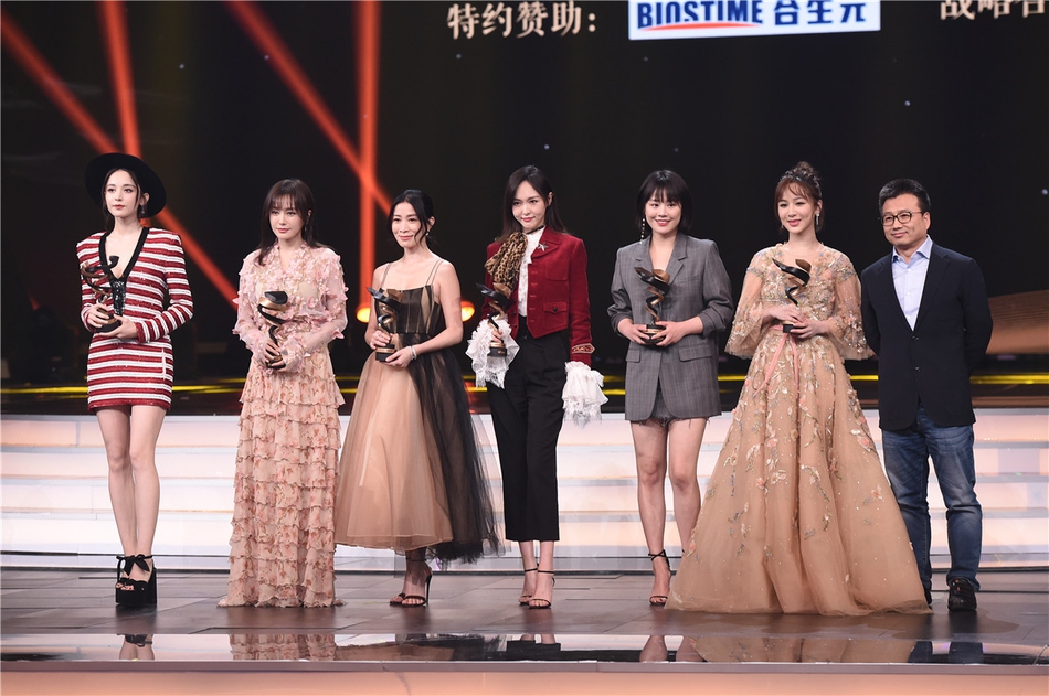 组图：李冰冰李宇春张艺谋等获微博之夜荣誉 周星驰送惊喜大礼