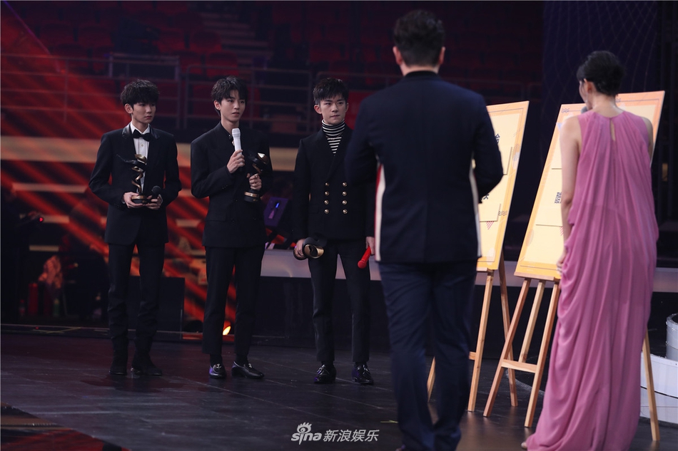 组图：李冰冰李宇春张艺谋等获微博之夜荣誉 周星驰送惊喜大礼