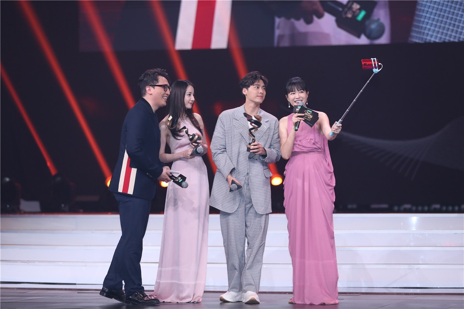 组图：李冰冰李宇春张艺谋等获微博之夜荣誉 周星驰送惊喜大礼