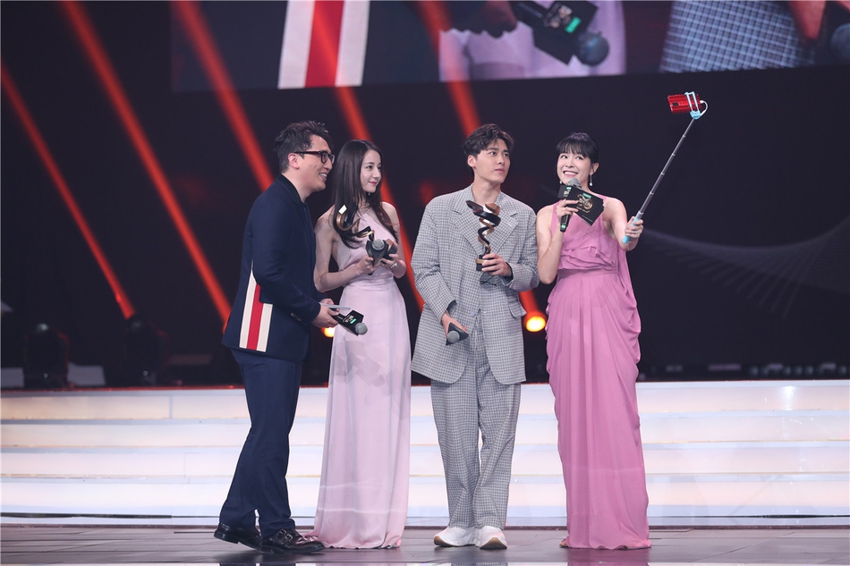 组图：李冰冰李宇春张艺谋等获微博之夜荣誉 周星驰送惊喜大礼