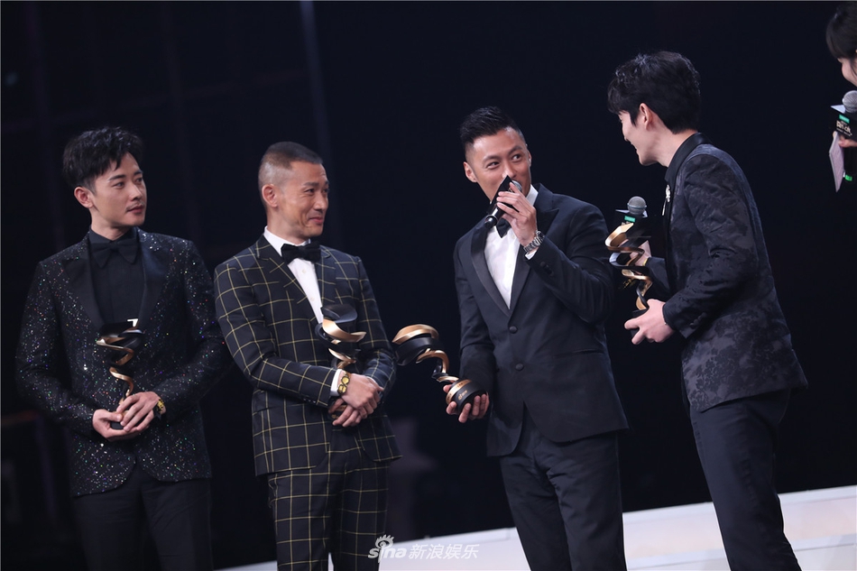 组图：李冰冰李宇春张艺谋等获微博之夜荣誉 周星驰送惊喜大礼