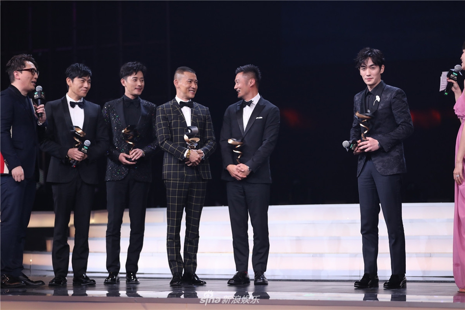 组图：李冰冰李宇春张艺谋等获微博之夜荣誉 周星驰送惊喜大礼