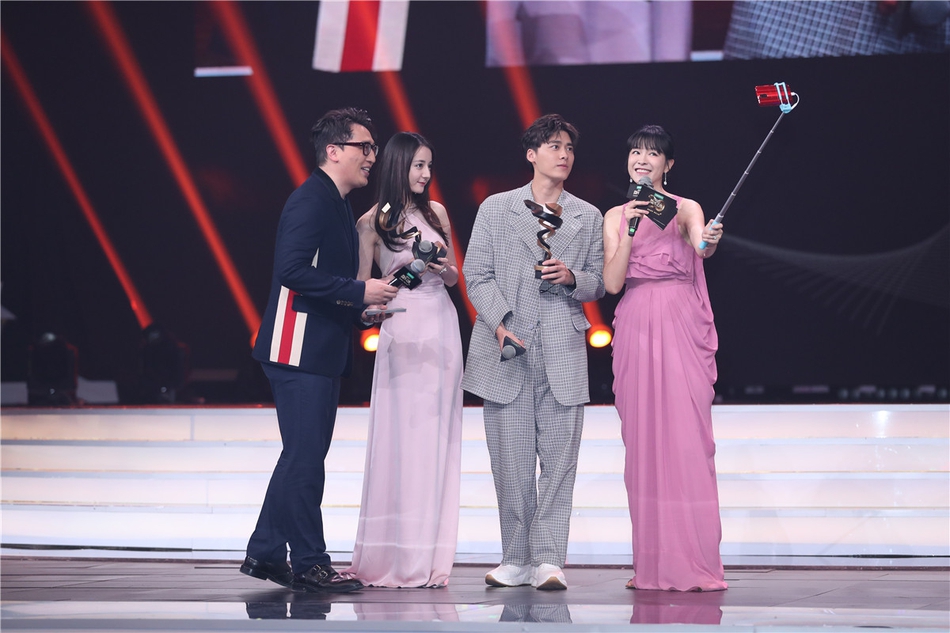 组图：李冰冰李宇春张艺谋等获微博之夜荣誉 周星驰送惊喜大礼