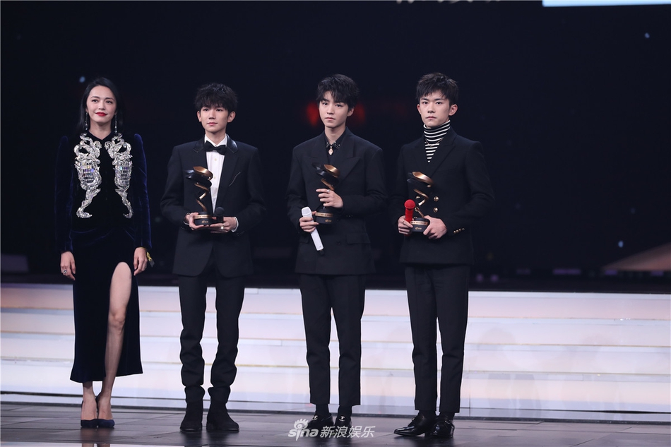 组图：李冰冰李宇春张艺谋等获微博之夜荣誉 周星驰送惊喜大礼