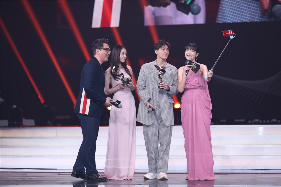 组图：李冰冰李宇春张艺谋等获微博之夜荣誉 周星驰送惊喜大礼