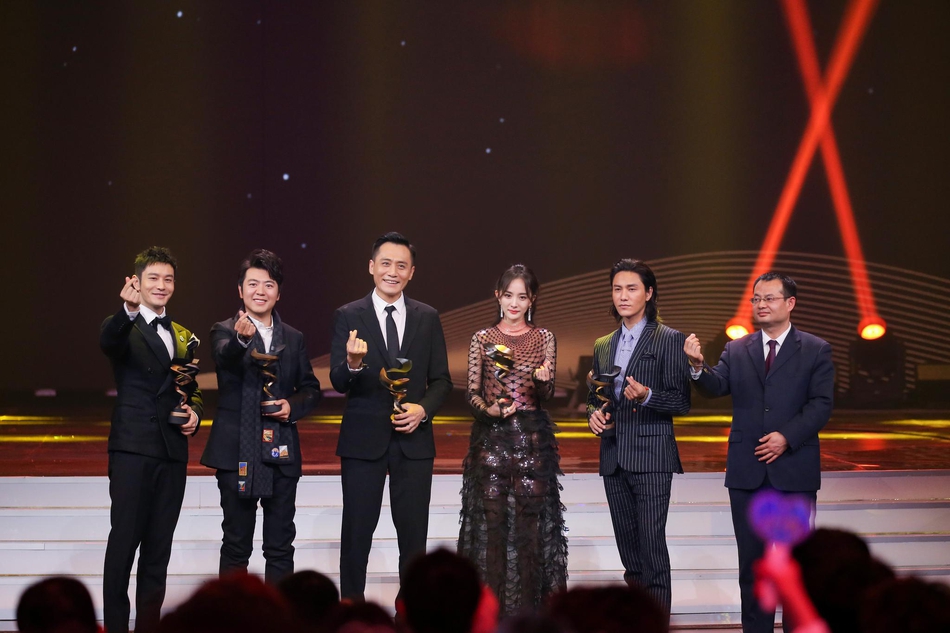 组图：李冰冰李宇春张艺谋等获微博之夜荣誉 周星驰送惊喜大礼