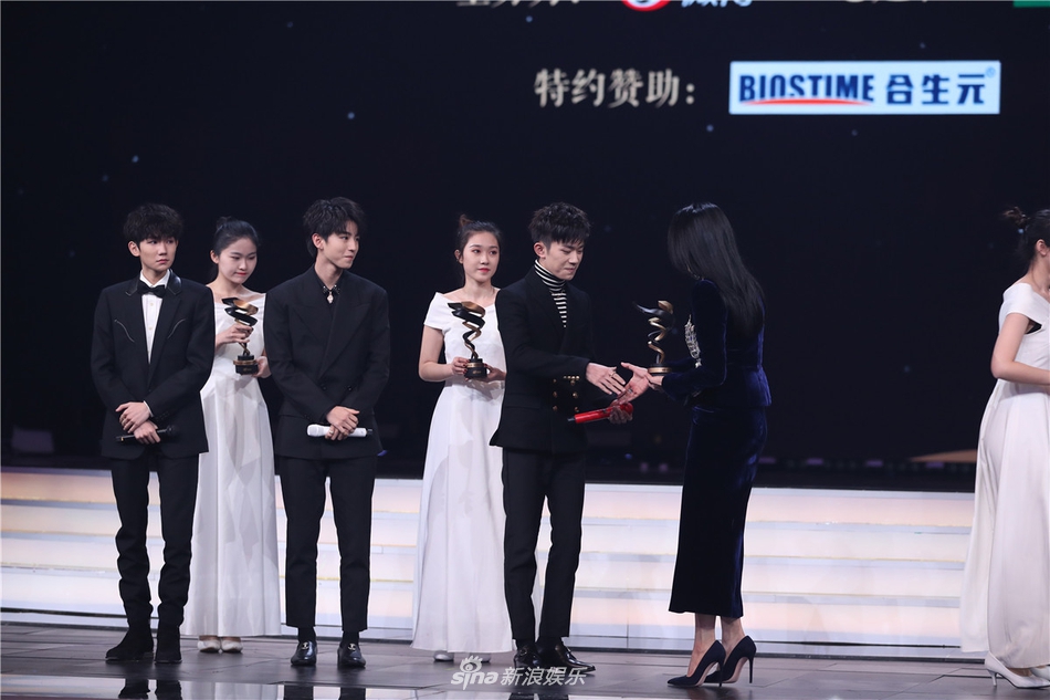 组图：李冰冰李宇春张艺谋等获微博之夜荣誉 周星驰送惊喜大礼