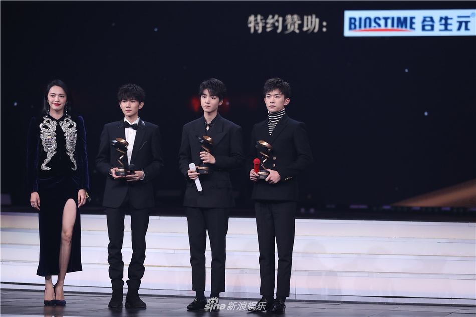 组图：李冰冰李宇春张艺谋等获微博之夜荣誉 周星驰送惊喜大礼