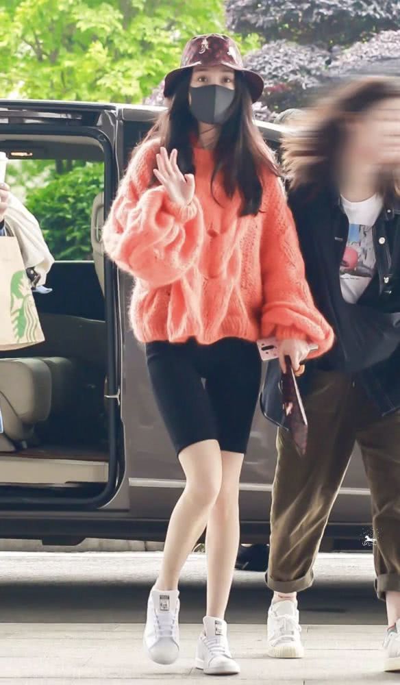 组图：带货女王再出新招！杨幂私服百变渔夫帽玩转潮搭