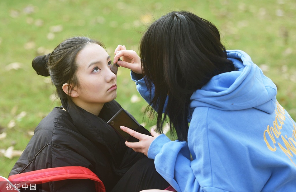 艺考生现场内衣照片_女艺考生体检现场照片(2)