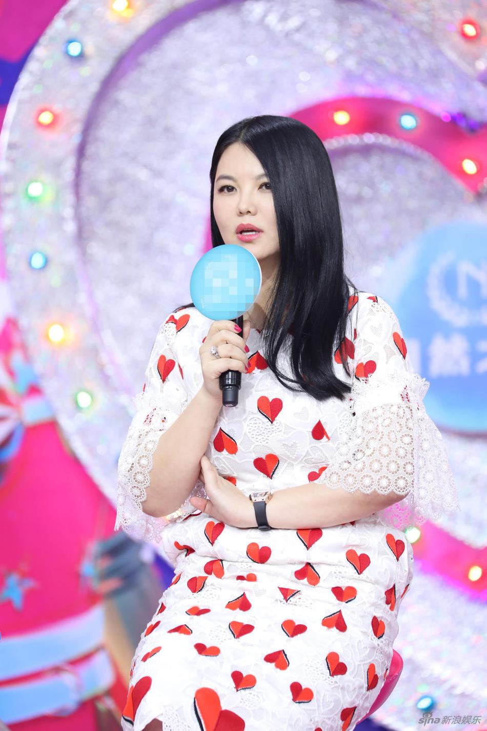 李湘穿桃心裙录节目俏皮可爱