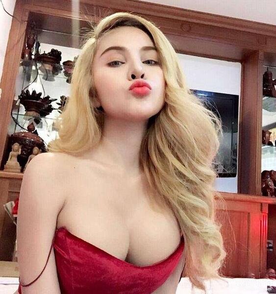 新浪娱乐讯 据悉,柬埔寨女明星关黛妮上传性感爆乳照被政府封杀一年