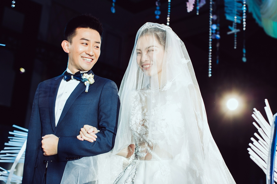 张效诚吴敏霞婚纱照_吴敏霞婚纱照