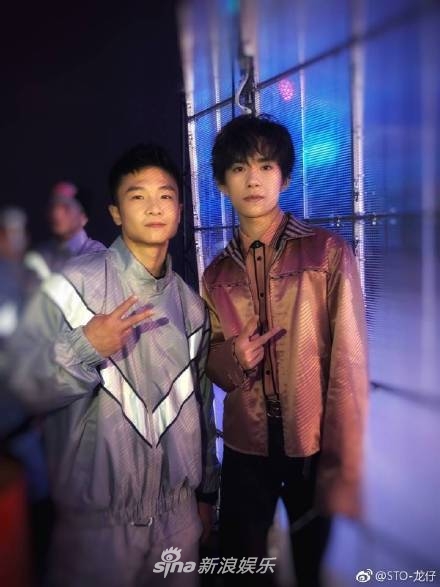 合影时像人形立牌?著名旅游景点易烊千玺了解一下