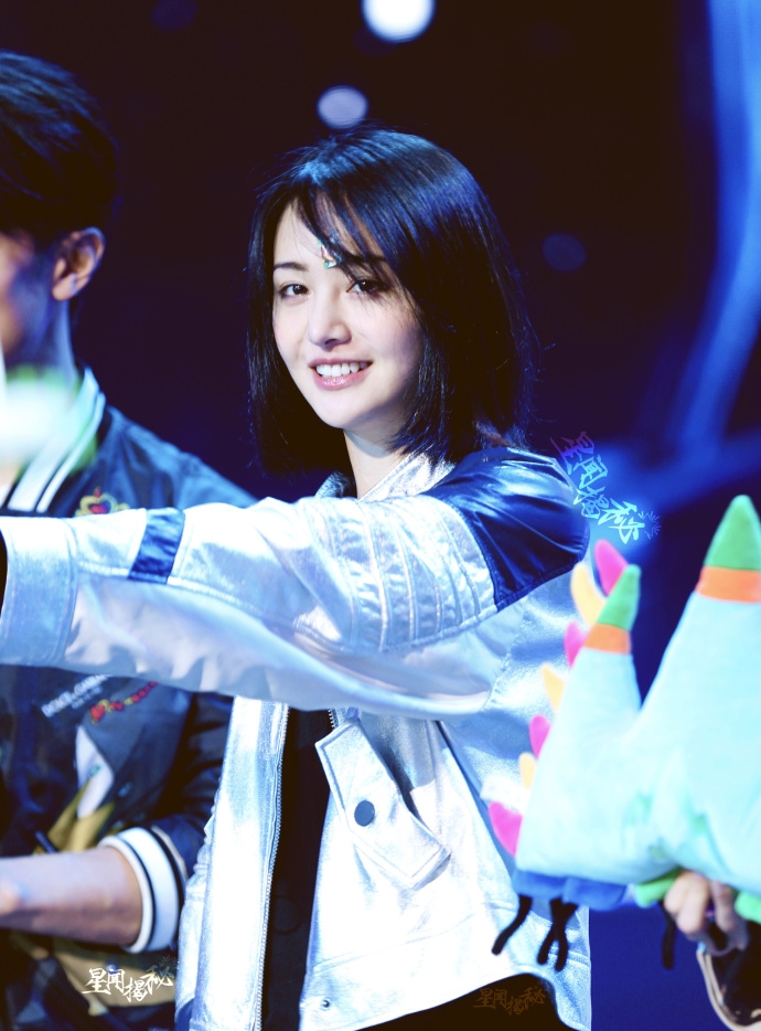 郑爽短发配拼色外套造型清爽 额头上卡通痘痘贴抢镜