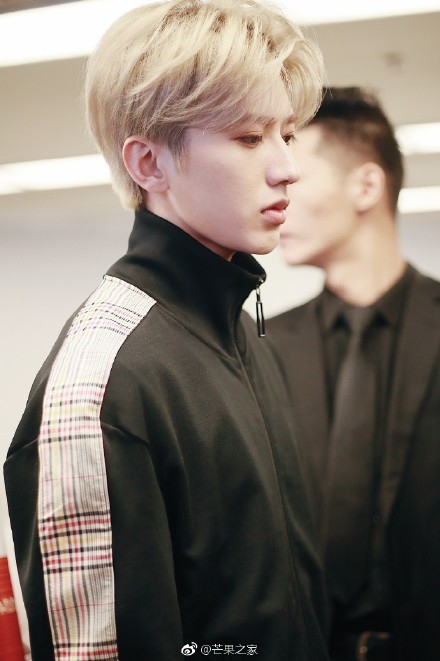 组图:Nine Percent同飞美国!蔡徐坤笑容宠溺范