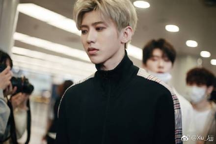 组图:Nine Percent同飞美国!蔡徐坤笑容宠溺范