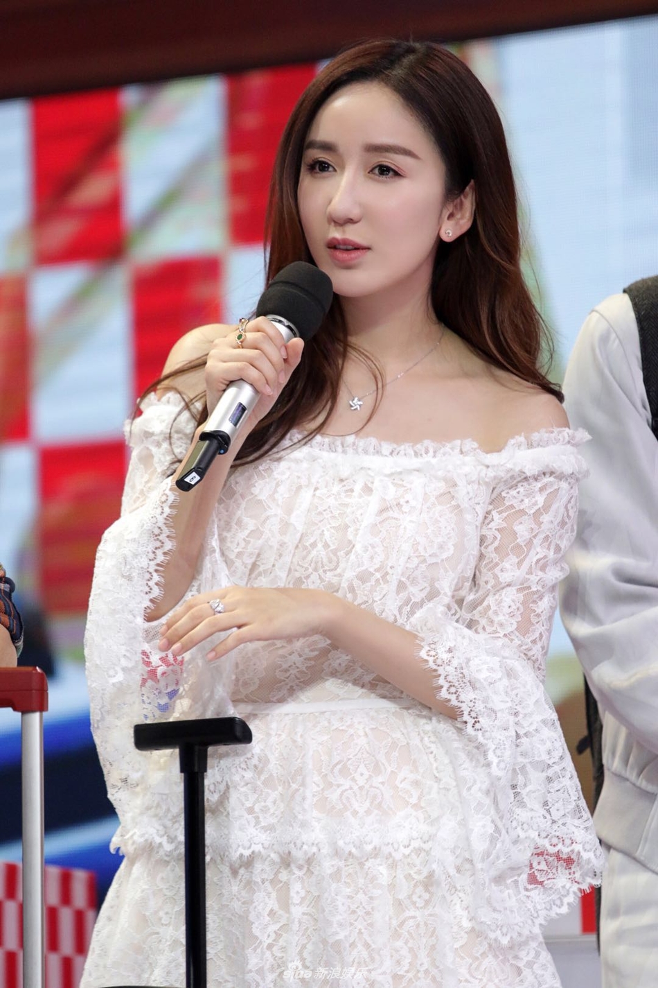 组图:娄艺潇穿白色蕾丝裙亮相《天天》 长发披肩尽显清新柔美