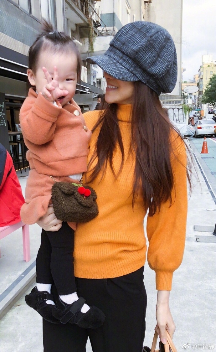 新浪娱乐讯 今日,伊能静微博晒出一组素颜带女