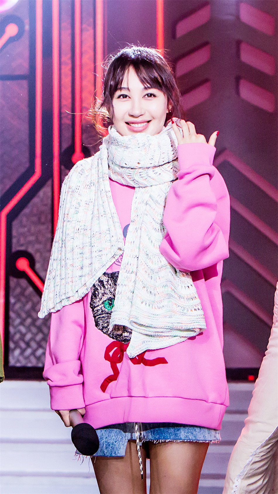 组图:温暖小姐姐上线!李菲儿穿粉色卫衣高扎马尾少女气十足