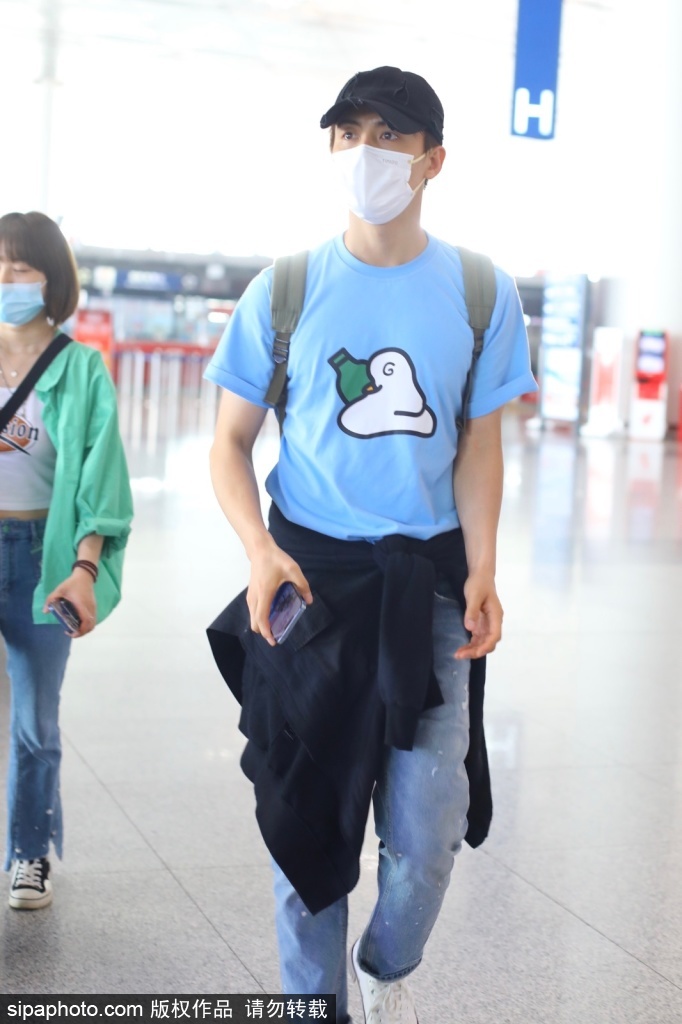 组图:马天宇亮相机场蓝衣棒球帽清爽帅气第2张图片 组图:马天宇亮相机场蓝衣棒球帽清爽帅气第2张图片