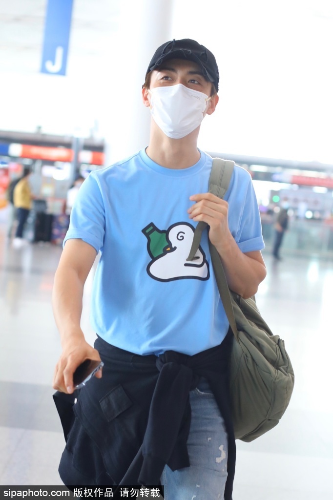 组图:马天宇亮相机场蓝衣棒球帽清爽帅气第1张图片 组图:马天宇亮相机场蓝衣棒球帽清爽帅气第1张图片