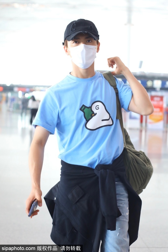 组图:马天宇亮相机场蓝衣棒球帽清爽帅气第3张图片 组图:马天宇亮相机场蓝衣棒球帽清爽帅气第3张图片